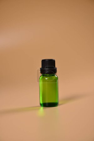 Foto de 15 ML GREEN AMBER GLASS WITH ESSENTIAL OIL - Imagen libre de derechos