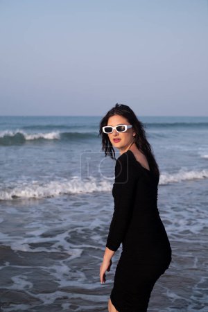 Una chica alegre corre a lo largo de la costa, atrayendo turistas a resorts y hoteles costeros, destacando la belleza y tranquilidad de la costa.