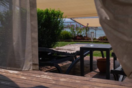Sommer-Strandpavillons mit palmengesäumten Stränden, ideal für Resorthotels, Ausflüge, Ferienhäuser und umweltfreundliche Erkundungen. Umarmen Sie Küstencharme und lokale Sehenswürdigkeiten.