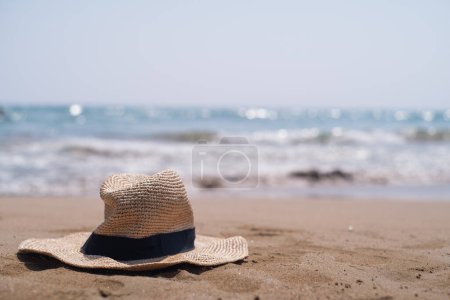 Un chapeau de paille repose sur la plage, évoquant des visions de stations balnéaires et un tourisme respectueux de l'environnement. Découvrez la sérénité et la durabilité dans les destinations côtières.