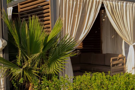 Sommer-Strandpavillons mit palmengesäumten Stränden, ideal für Resorthotels, Ausflüge, Ferienhäuser und umweltfreundliche Erkundungen. Umarmen Sie Küstencharme und lokale Sehenswürdigkeiten.