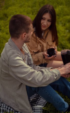 Ein junges Paar bei einem Date im Arboretum, mit dem Rücken zur Kamera, zeltet im Wald, verbringt Zeit im Freien und umarmt die Schönheit der Natur.