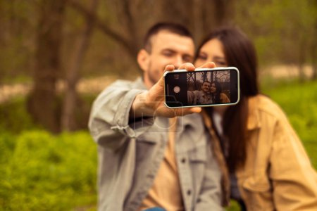 Junges Paar beim Selfie mit dem Smartphone. Touristische Dienstleistungen und Reisen, Einfangen des Moments der Reise, Outdoor-Erholung, Foto-Touren.