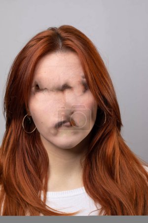 Téléchargez les photos : Erreur d'intelligence artificielle, visage défiguré d'une fille en raison de problèmes techniques de traitement d'image. Fausse réalité virtuelle due à un bug de traitement - en image libre de droit