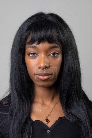 Foto de Heterocromia en una mujer africana, ojos de diferentes colores. Un ojo azul y un marrón. Quimera genética - Imagen libre de derechos