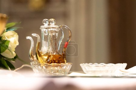 dos vasos sagrados, uno con agua bendita y el otro con bendito vin santo, sentarse en el altar, listo para una ceremonia religiosa