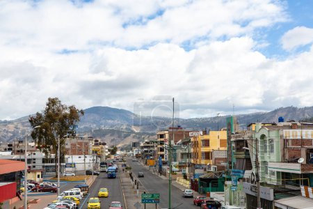 Foto de Riobamba, Ecuador - una calle enmarcada por los Andes, que captura el vibrante ritmo urbano y el entorno escénico de la ciudad - Imagen libre de derechos