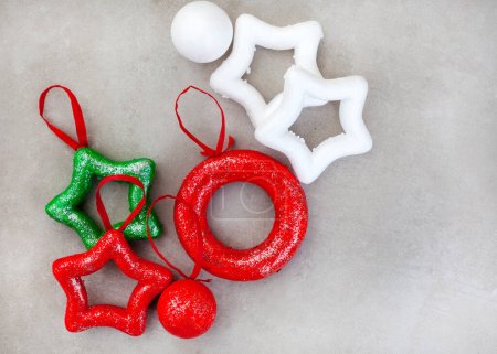 Téléchargez les photos : Amusant et facile dcor artisanat de Noël pour les enfants. Formes peintes en polystyrène à accrocher dans l'arbre. - en image libre de droit