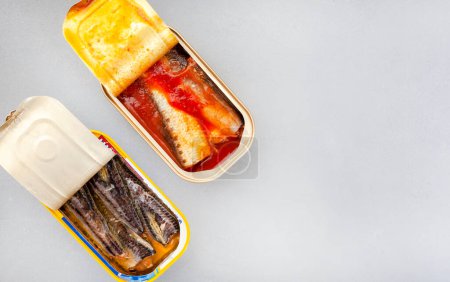 Téléchargez les photos : Sardines plates et tomate sur gris avec espace de copie - en image libre de droit