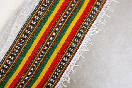 Téléchargez les photos : Fond de tissu aux couleurs rastafariennes sur gris - en image libre de droit