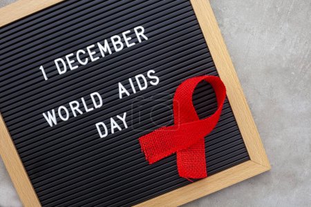 Téléchargez les photos : 1er décembre, Journée mondiale des aides, lettrage blanc sur carton noir avec ruban rouge - en image libre de droit