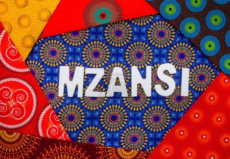 Foto de Mzansi, una palabra de argot para Sudáfrica, en letras coloridas con icónica tela Shwe Shwe sudafricana - Imagen libre de derechos