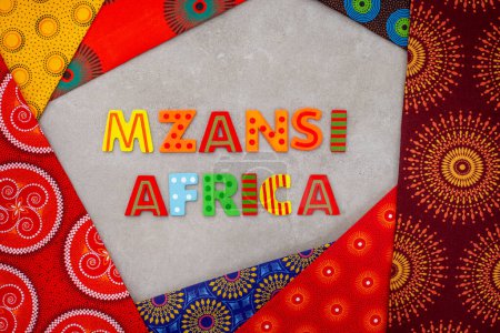 Foto de Mzansi, una palabra de argot para Sudáfrica, en letras coloridas con icónica tela Shwe Shwe sudafricana - Imagen libre de derechos