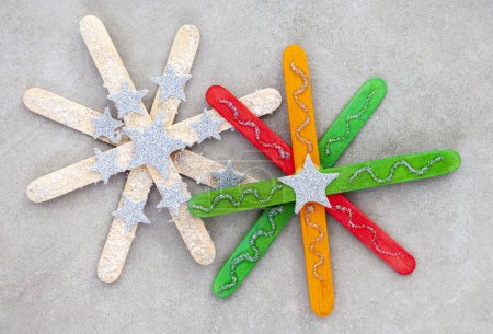 Foto de Artesanía navideña con palitos de paleta. Estrellas adornos o copos de nieve - Imagen libre de derechos