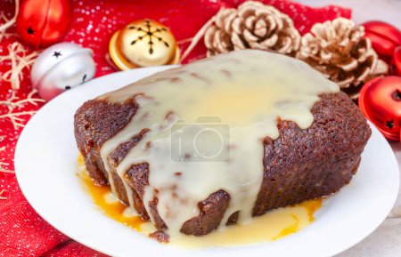 Téléchargez les photos : Pudding Malva traditionnel sud-africain avec crème anglaise sur table de Noël rustique. Un dessert préféré toute l'année. - en image libre de droit
