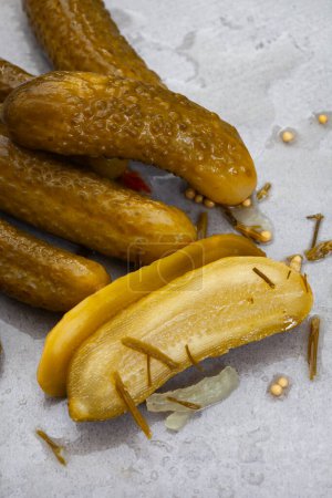 Téléchargez les photos : Pickles, close-up on mottled grey - en image libre de droit