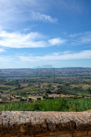 Téléchargez les photos : Paysage italien. vue sur les collines, ciel bleu, mur de pierre, vieux mur, journée ensoleillée, voyage en Italie - en image libre de droit