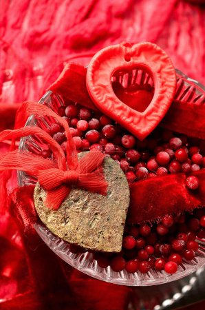 Foto de Fondo hermoso día de San Valentín, rojo, bayas, corazón, cintas, oro, enfoque selectivo - Imagen libre de derechos