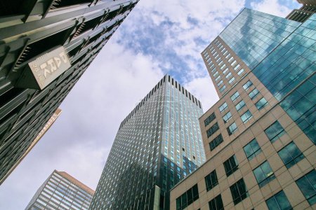 Téléchargez les photos : Vue à angle bas des bâtiments de la ville avec ciel nuageux - en image libre de droit