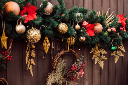 Téléchargez les photos : Décor de Noël sur la clôture. Jouets de Noël, sapin de Noël. Photo de haute qualité - en image libre de droit