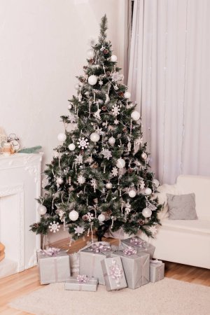 Téléchargez les photos : Bel arbre de Noël à l'intérieur de la maison. Cadeaux de Noël. Photo de haute qualité - en image libre de droit