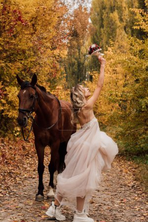 Foto de La novia huyó de la boda. Dejó a su marido durante la boda. Foto de alta calidad - Imagen libre de derechos