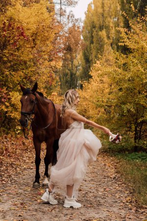 Foto de La novia huyó de la boda. Dejó a su marido durante la boda. Foto de alta calidad - Imagen libre de derechos