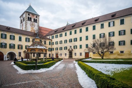 Foto de Varna, Bolzano, Italia - 4 de enero de 2022: Vista de la Abadía de Novacella en invierno. - Imagen libre de derechos