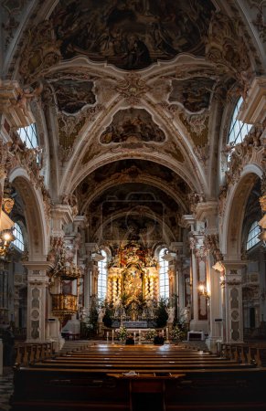 Téléchargez les photos : Varna, Bolzano, Italie - 4 janvier 2022 : Intérieur de la cathédrale de l'abbaye de Novacella. - en image libre de droit
