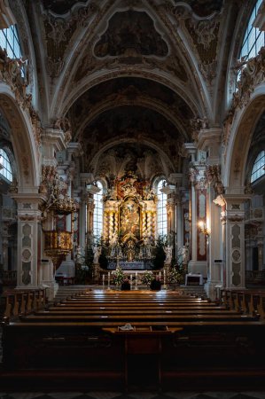 Téléchargez les photos : Varna, Bolzano, Italie - 4 janvier 2022 : Intérieur de la cathédrale de l'abbaye de Novacella. - en image libre de droit