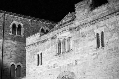 Architekturdetails des antiken Kreuzganges von Bevagna, Italien in schwarz-weiß. 