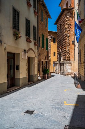 Widok na ulicę starego miasta Montepulciano, Włochy 