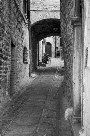 Téléchargez les photos : Architecture médiévale du village en Ombrie, magie du Spello en noir et blanc. - en image libre de droit