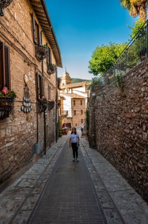 Téléchargez les photos : Italie, Spello - 24 juin 2022 : Architecture médiévale du village en Ombrie, magie de Spello. - en image libre de droit