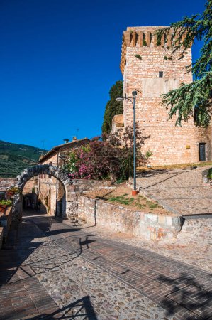 Téléchargez les photos : Architecture médiévale du village en Ombrie, magie de Spello. - en image libre de droit