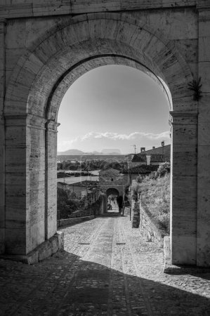 Téléchargez les photos : Architecture médiévale du village en Ombrie, magie du Spello en noir et blanc. - en image libre de droit