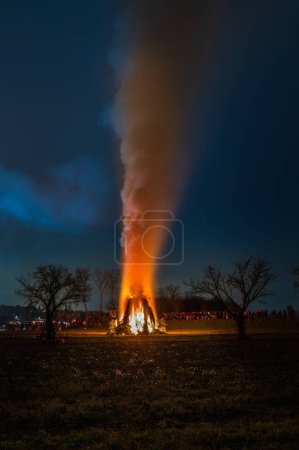 Téléchargez les photos : Ancient rites of epiphanic fires, Italy. Pignarul Montegnacco - en image libre de droit