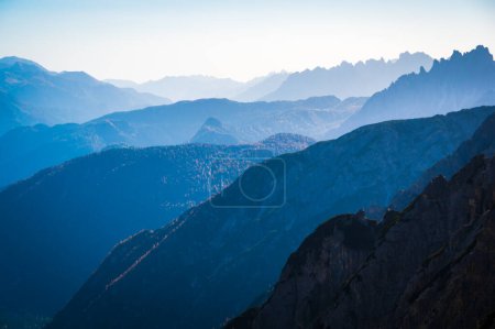 Téléchargez les photos : The Tre Cime di Lavaredo also called the Drei Zinnen are three distinctive battlement-like peaks, in the Sexten Dolomites of northeastern Italy. - en image libre de droit