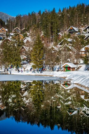 Téléchargez les photos : Réflexions hivernales et maisons de conte de fées à Kranjska Gora. Slovénie - en image libre de droit