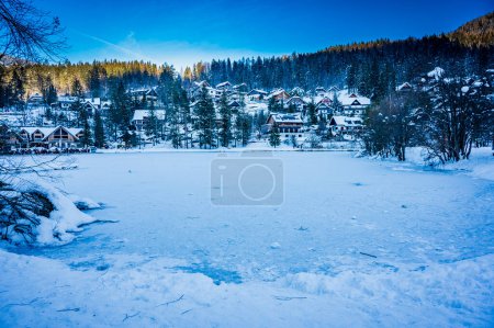 Foto de Reflexiones invernales y casas de cuento de hadas en Kranjska Gora. Países Bajos - Imagen libre de derechos