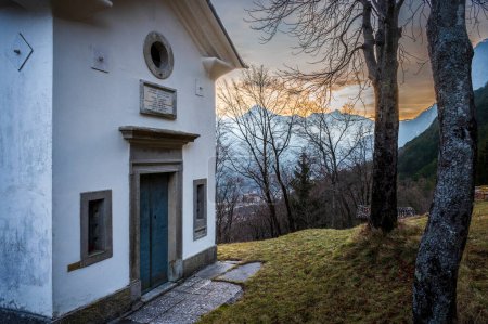 Foto de Plano escénico de la hermosa pequeña capilla Chiusaforte Raunis, Italia - Imagen libre de derechos