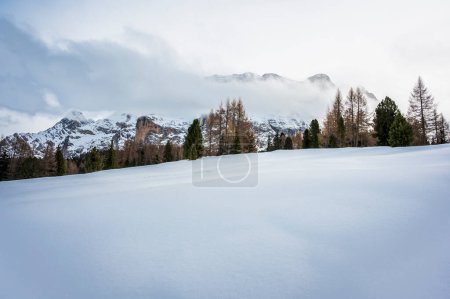 Landschaftsaufnahme des schneebedeckten La Val, Alta Val Badia, Südtirol, Italien