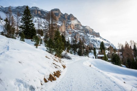 Foto de Pintoresca toma de nieve La Val, Alta Val Badia, Tirol del Sur, Italia - Imagen libre de derechos