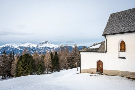 Alta Val Badia en invierno. El pueblo de La Val rodeado por los Dolomitas