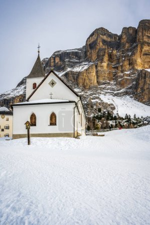 Foto de Alta Val Badia en invierno. El pueblo de La Val rodeado por los Dolomitas - Imagen libre de derechos