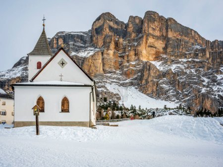 Foto de Alta Val Badia en invierno. El pueblo de La Val rodeado por los Dolomitas - Imagen libre de derechos