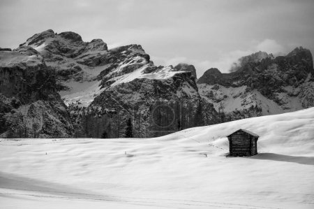 Foto de Pintoresca toma de nieve La Val, Alta Val Badia, Tirol del Sur. Italia - Imagen libre de derechos
