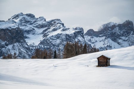 Téléchargez les photos : Vue panoramique de La Val enneigée, Alta Val Badia, Tyrol du Sud. Italie - en image libre de droit