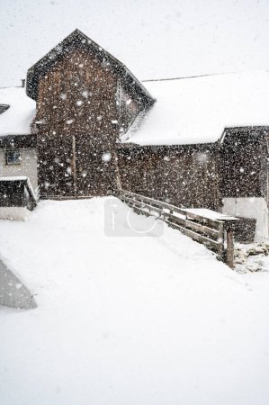 Foto de Pintoresca toma de nieve cubierta de la calle San Candido, Italia - Imagen libre de derechos