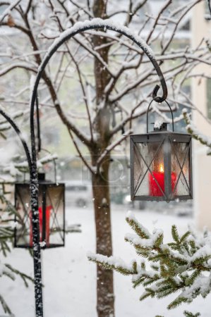 Téléchargez les photos : Gros plan des lanternes de bougie pour fond de Noël - en image libre de droit